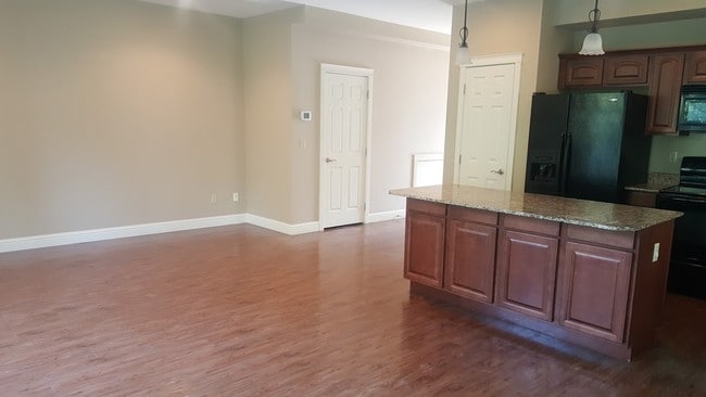 Photo - 560 SW State St