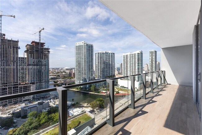 Photo - 68 SE 6th St Unidad 2006