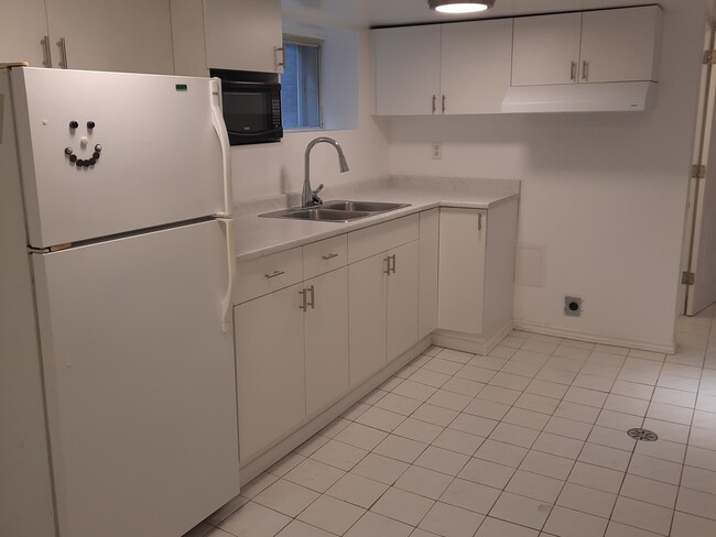 Photo - 727 Coxwell Av