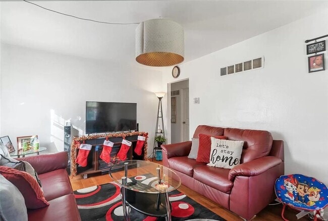 Building Photo - Available NOW! Beautiful/Unique 2 bed 1 ba... Rental