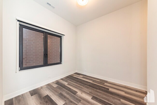 Photo - 2322 N Clark St