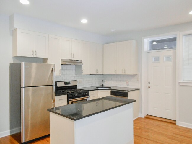 Photo - 850 W Cornelia Ave Apartments