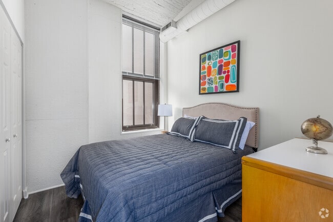 2BR, 2BA - 889SF - Bedroom