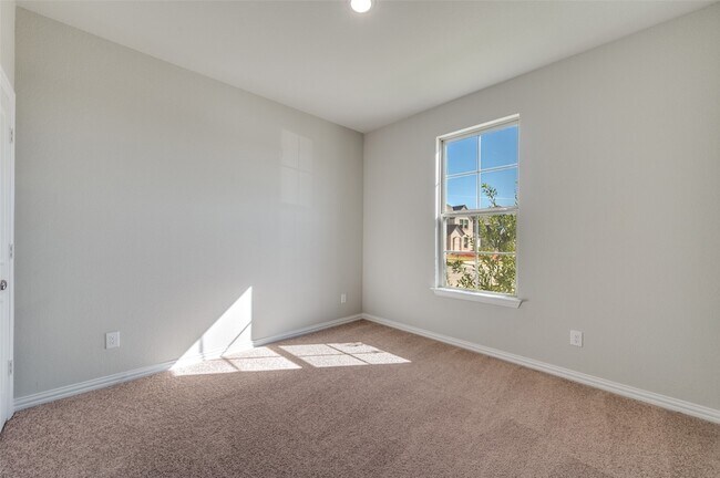 Photo - 1312 Silver Grass Mdw