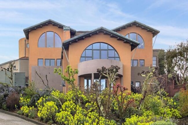 Building Photo - Luxury Living Above The Bay -- Iconic views! Rental