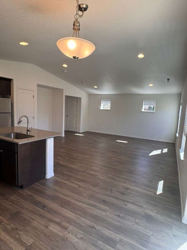 Photo - 1642 Zoe Ave