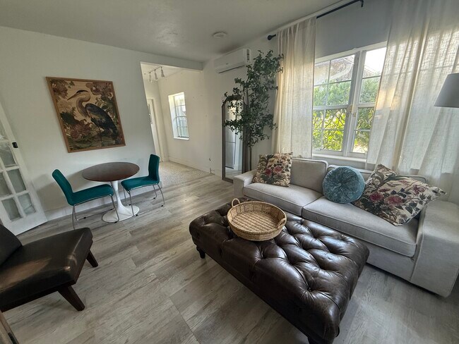 Photo - 1326 NE 14th Pl Unidad 1-bedroom home cottage