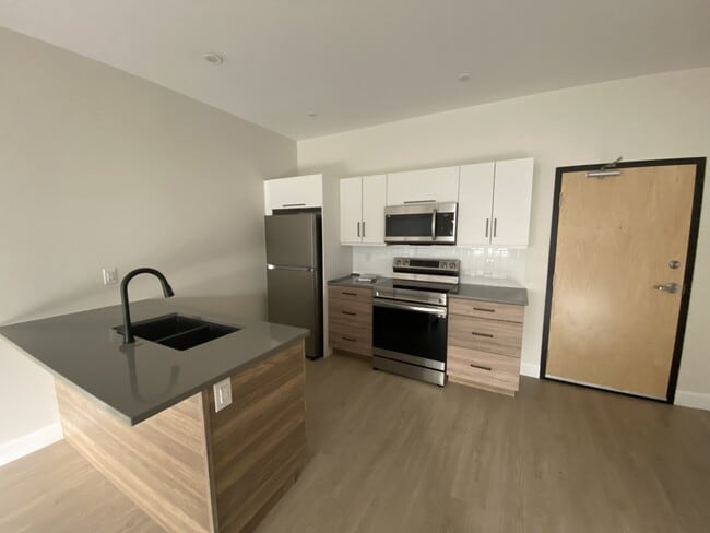 Building Photo - 180 Hillsborough Rd Unit 103