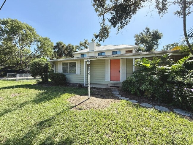 Building Photo - 2 Bedroom Home - Close to Siesta Key! Pet ...