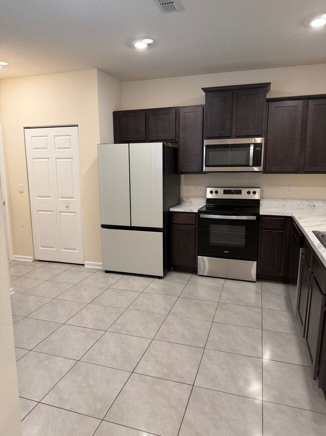 Building Photo - Spacious 2-Bedroom Townhome Near River City