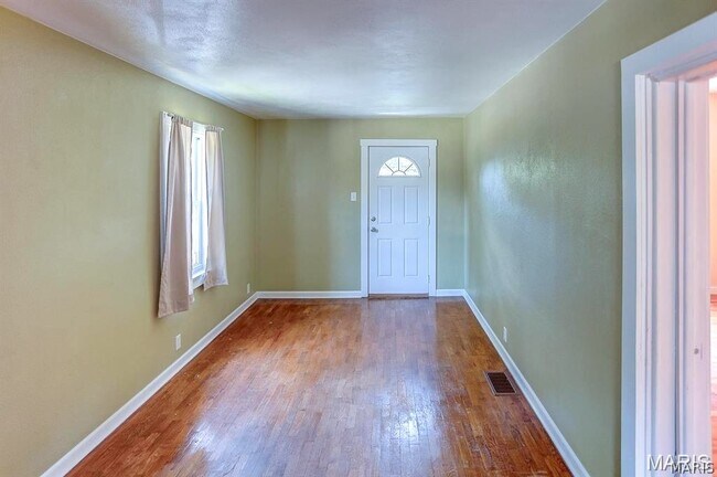 Photo - 126 S Meridian Rd