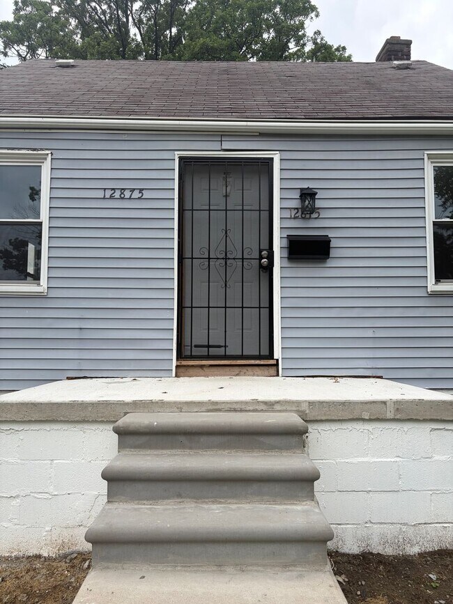 Photo - 2 possibly 3 bedroom bungalow with basement, newly remodeled