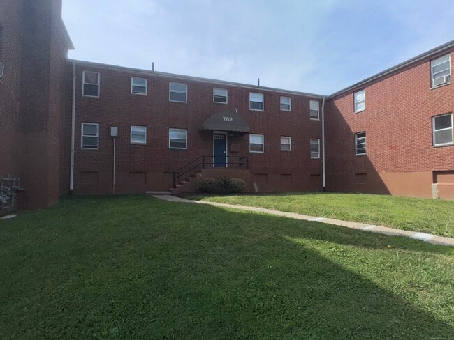 Building Photo - 768 New Britain Ave Unit Apt 2