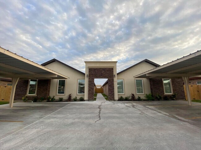 Building Photo - 3806 Valeria St Unit 1