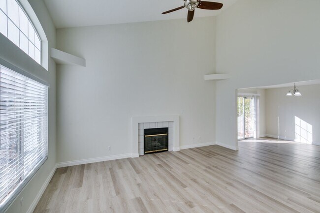 Photo - North Summerlin Townhouse with attached garage - 2 master suites