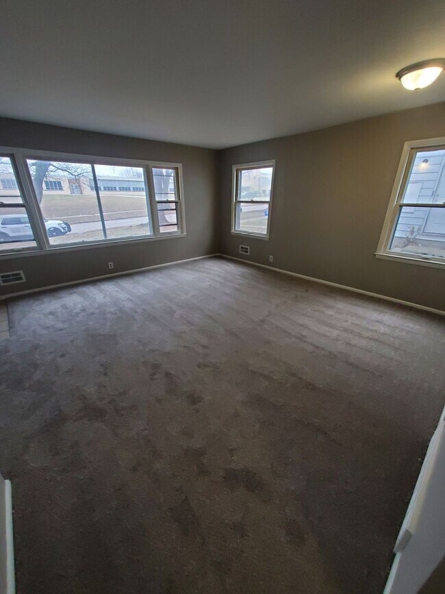 Photo - 6520-6522 W Carmen Ave. (Duplex) Unidad 6520 (Lower)