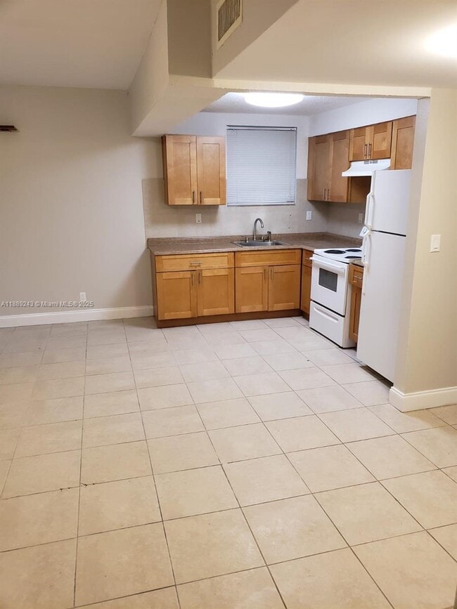 Photo - 640 SW 9th Ct Unit 01