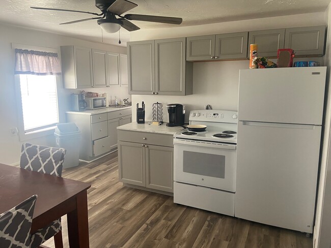 Kitchen includes appliances - 5 Ballouville Rd Apartamentos Unidad Right