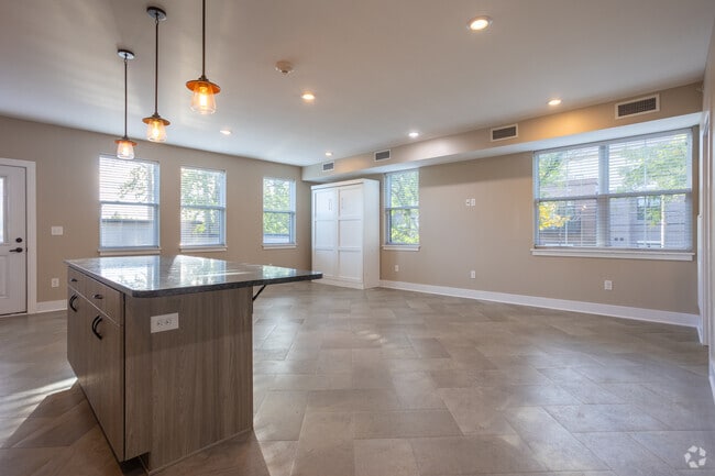Studio, 1BA - 625SF - Living Room