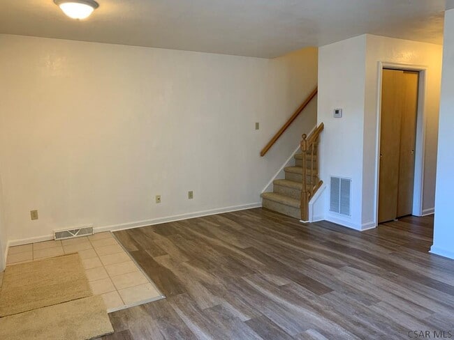 Photo - 555 Edward St