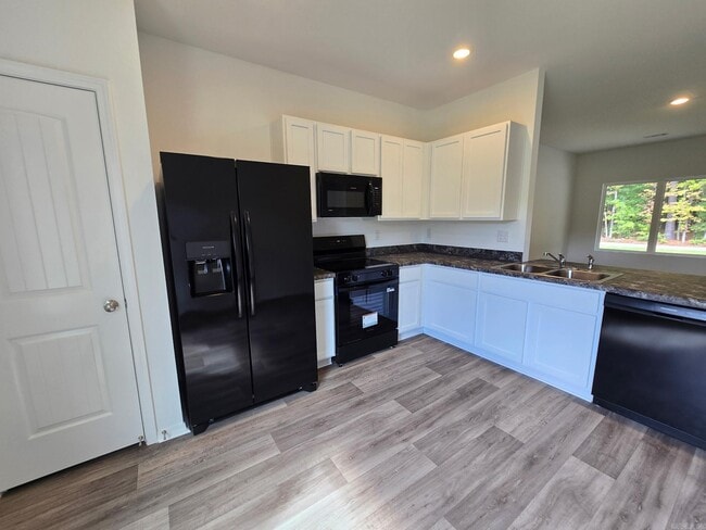 Photo - 1296 Maple St