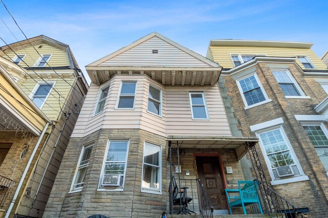 Building Photo - 313 23rd St Unit 2