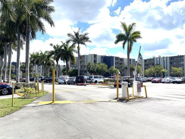 Building Photo - 10000 NW 80th Ct Unit 2537