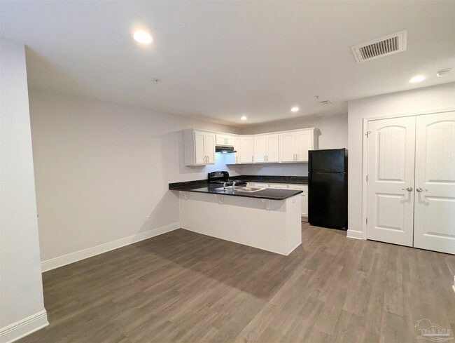 313 N Navy Blvd