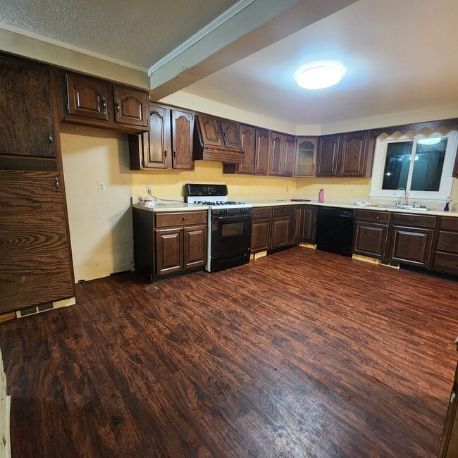 Photo - Spacious 3 Bedroom 1.5 Bath Single Family ...