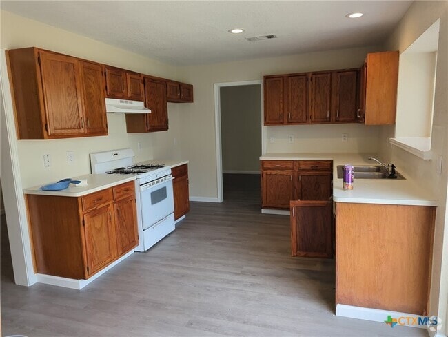 Building Photo - 701 Brazos Dr Rental