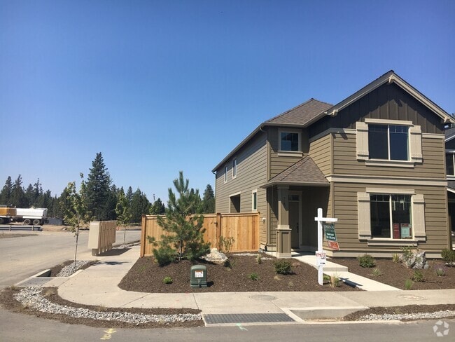 Building Photo - Beautiful Pahlisch home w/great floor plan...