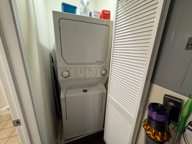 Photo - 2307 W Wolfram St Unit 214