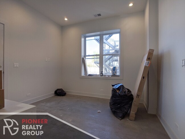 Photo - 2121 W Belmont Ave Unit 2R