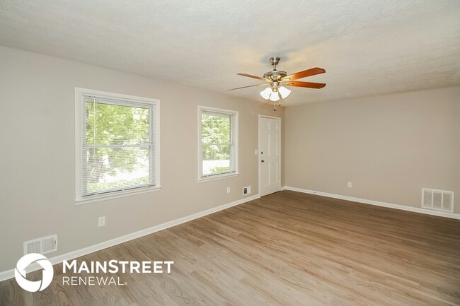 Photo - 218 Lucan Way