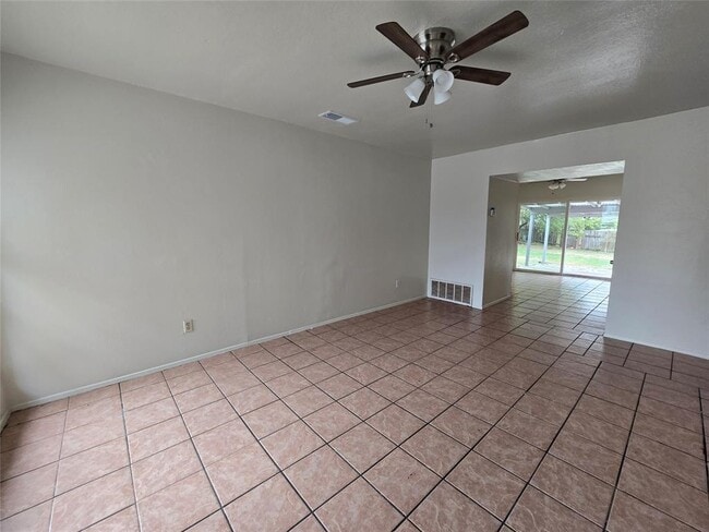 Photo - 1109 Village Green Dr