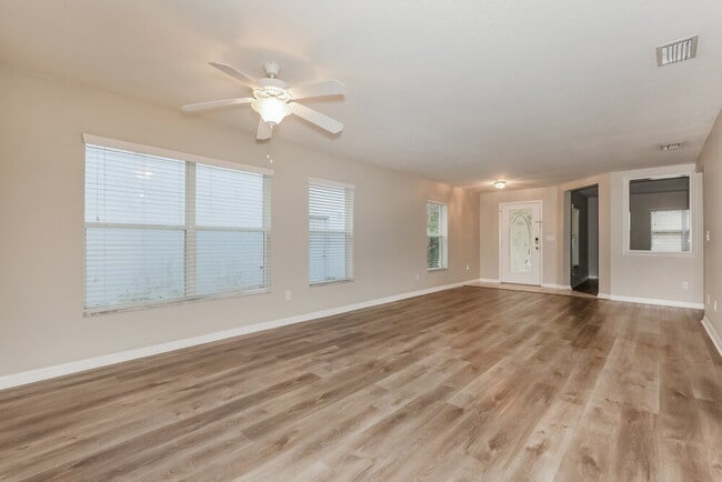 Photo - 407 Vine Cliff St