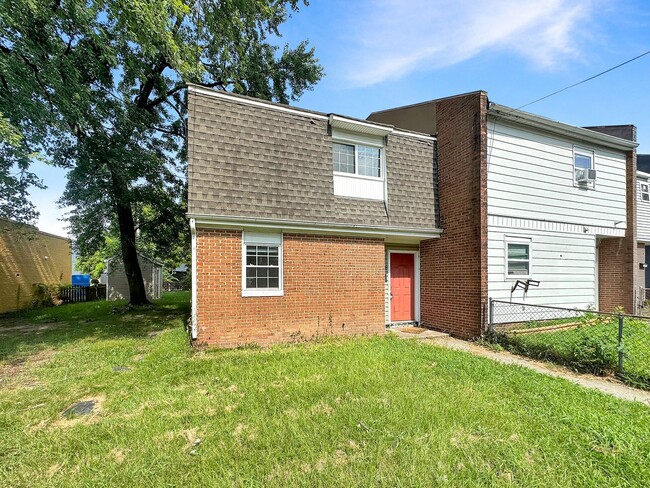 Building Photo - Spacious 3-Bedroom Townhome Minutes from D...