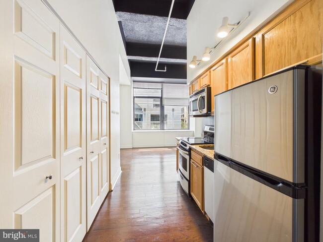 Building Photo - 1600 Chestnut St Unit 311