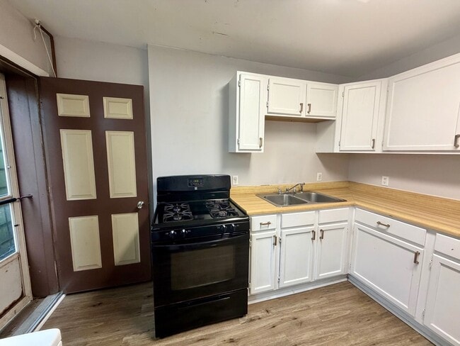 Building Photo - 64 N Sherman St Unit 64R