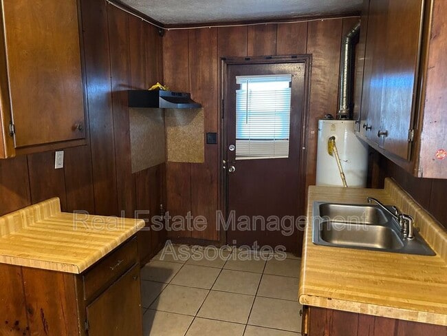 Photo - 210 E Chappell St