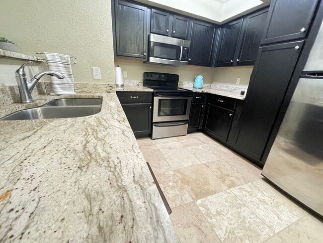 Building Photo - Barrington Park Condos!-  Beautifully upda...