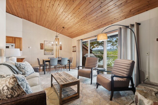 Building Photo - 1 bedroom, 1 bath Condo on Whitefish Lake