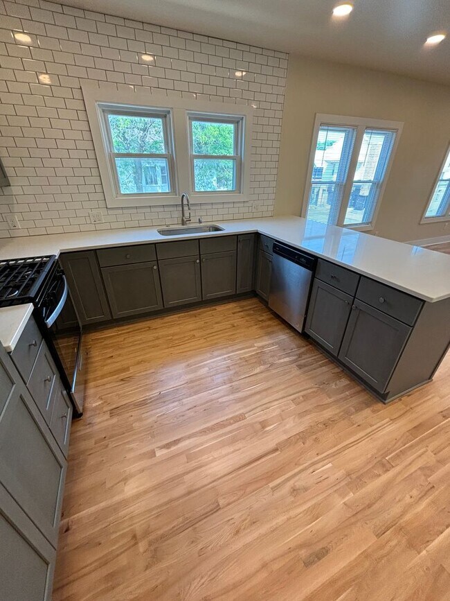 Photo - 901-903 E Center St Unidad 903 E Center St - Upper Front