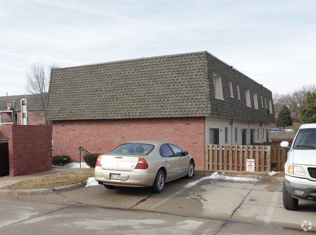 Hollybrooke Townhomes and Duplexes - Hollybrooke Townhomes and Duplexes