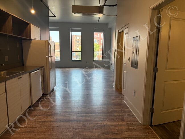 155 Saint Paul #403 Entry - Hive@155 and Hive Andrews