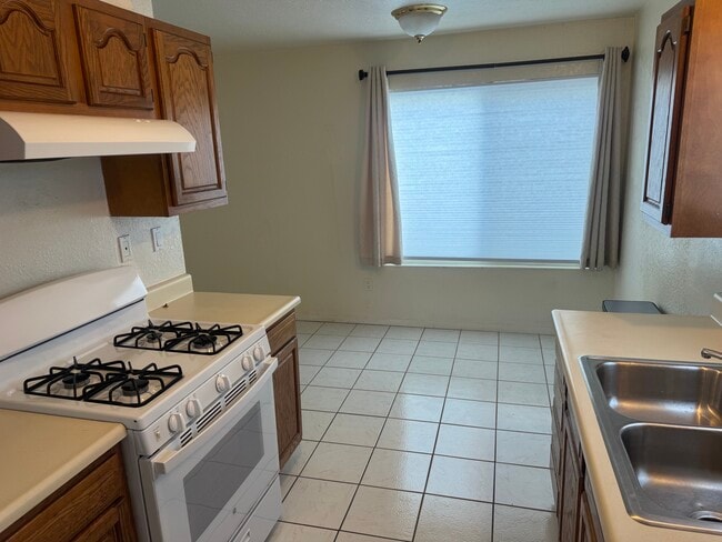 kitchen - 2014 Nelson Ave Unit A