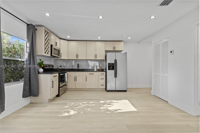 Photo - 171 W 13th St