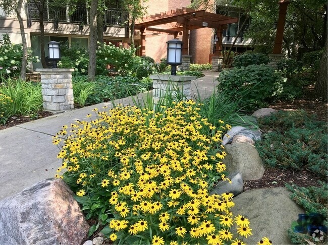 Building Photo - 5900 Oakwood Dr Unit 2G Rental