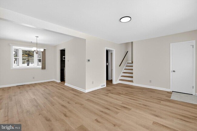 Photo - 154 Valleybrook Rd E