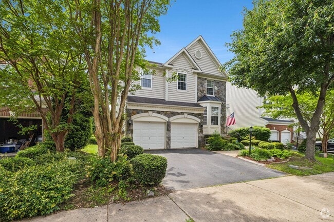 Building Photo - Stunning single-family home filled with th...